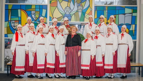 Võru naisrühm Viire koos juhendaja Maire Udrasega. Fotod: BIRGIT PETTAI